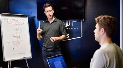 鬼父2内容运营团队围坐在会议桌旁深入讨论行业趋势报告，白板上密密麻麻写满了数据分析结论与策略规划