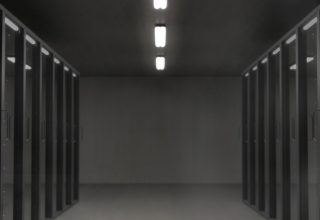 鬼父2首席技术官刘敏在服务器机房前查看系统运行状态，专注认真的眼神体现出对技术细节的严格把控